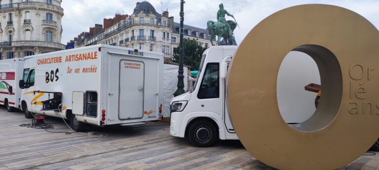 Les food trucks ont révolutionné le paysage culinaire urbain en offrant des repas savoureux et diversifiés à des emplacements stratégiques. Toutefois, pour se démarquer dans ce marché en pleine expansion, certains propriétaires de food trucks se tournent vers l'intégration d'équipements de bars à cocktails. Cette tendance apporte une nouvelle dimension à l'expérience client, offrant des boissons raffinées et innovantes qui complètent parfaitement les plats proposés. Dans cet article, nous explorons les avantages de l'équipement des bars à cocktails pour les food trucks.
