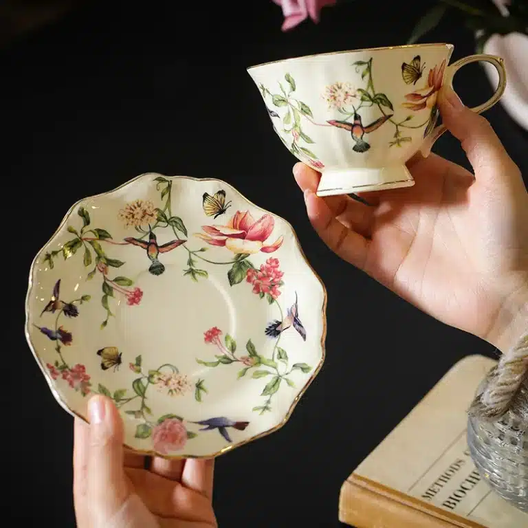 Tasse à thé vintage en porcelaine avec soucoupe 3