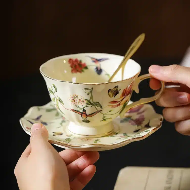 Tasse à thé vintage en porcelaine avec soucoupe 1