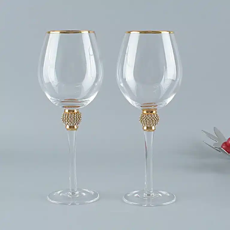 Verre à vin liseré or et pied strass 1