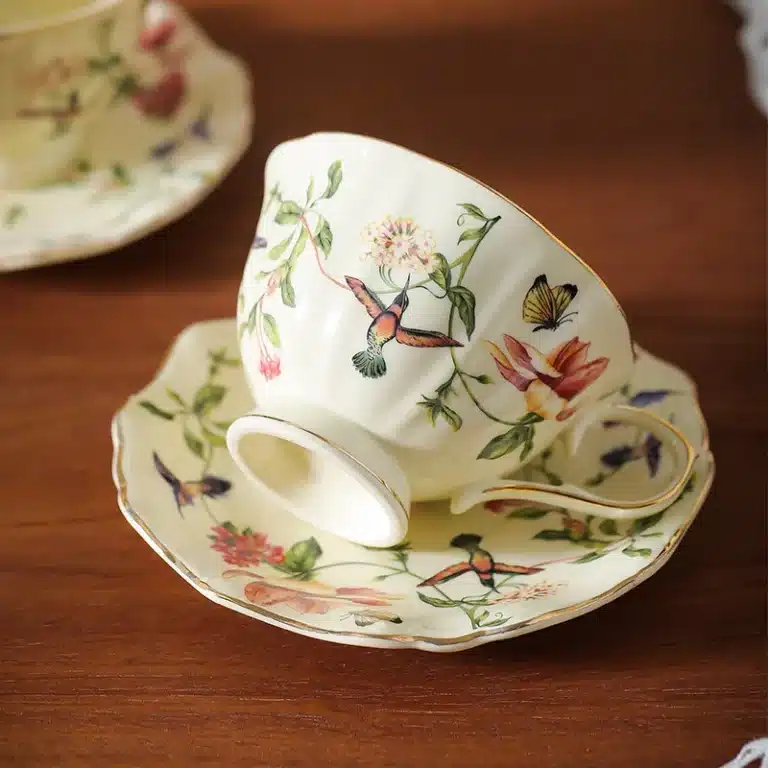 Tasse à thé vintage en porcelaine avec soucoupe 4