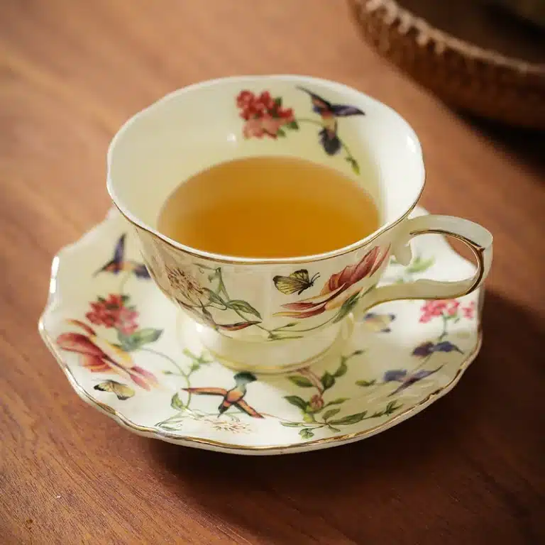 Tasse à thé vintage en porcelaine avec soucoupe 2