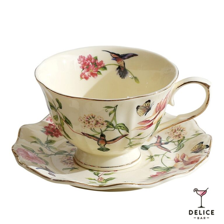 Tasse à thé vintage en porcelaine avec soucoupe