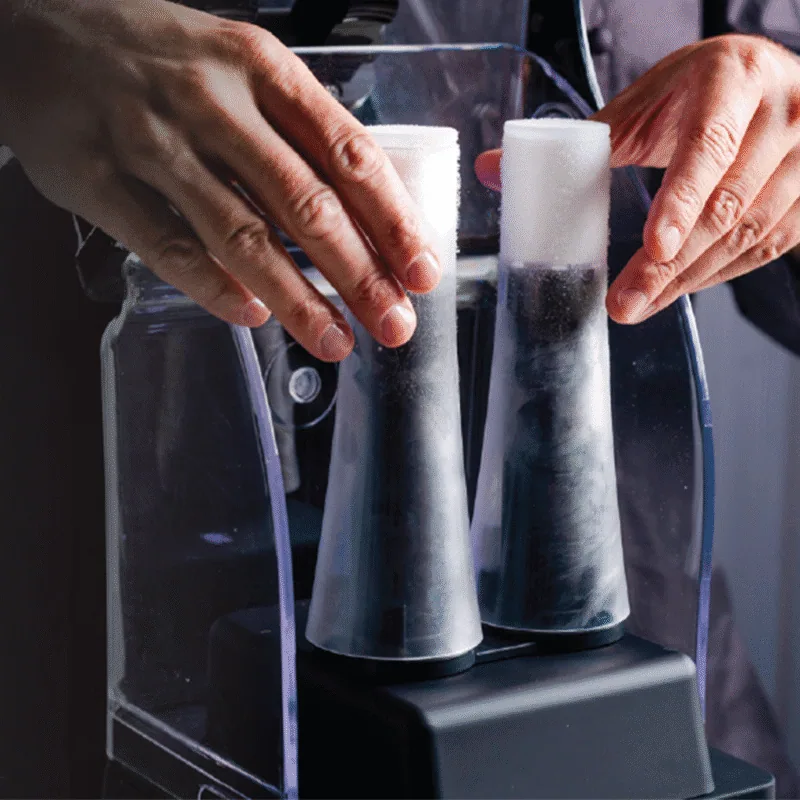 Deux moules cylindriques de glace carbonique en formation dans les sondes de la machine Jetchill