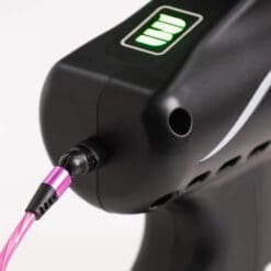 Détail du Flavour Blaster Pro 2.4 noir avec indicateur de batterie vert et embout USB-C rose en charge