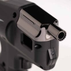 Gros plan sur la buse chromée du pistolet Flavour Blaster Pro 2.5 noir