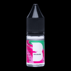 Flacon compte-gouttes 10 ml d'arôme rhubarbe Flavour Blaster sur fond noir, étiquette rose vert