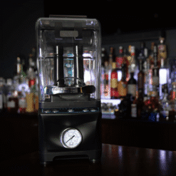 Máquina de hielo seco Jetchill Dry Ice Pro negra sobre una barra iluminada