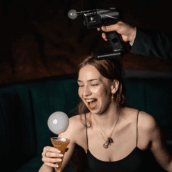 Cocktail coiffé d'une bulle de fumée parfumée produite par le Flavour Blaster Pro 2.5