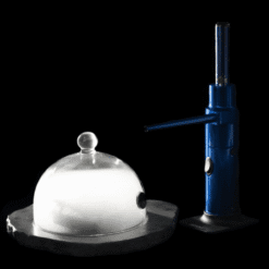 Cloche en verre remplie de fumée aromatique sur ardoise et pistolet bulleur Aladin 007 bleu
