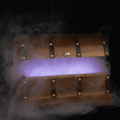 Coffre à fumée en bois fermé entouré de fumée dense et lueur LED violette dans le noir