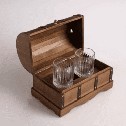 Coffre en bois ouvert avec étagère amovible accueillant deux verres à whisky à facettes