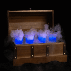 Coffre en bois ouvert illuminé de LEDs bleues avec quatre cocktails enveloppés de fumée épaisse