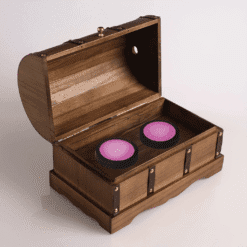 Coffre à fumée en bois ouvert avec étagère amovible présentant deux ronds roses pour cocktails