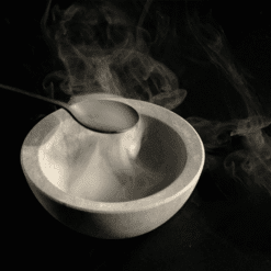 Bol blanc rempli de brume froide aromatique avec cuillère, effet buse brume intense Aladin 007