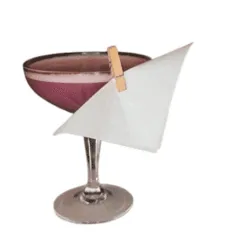 Feuille de papier flash blanc triangulaire fixée par pince en bois sur un verre à cocktail rosé