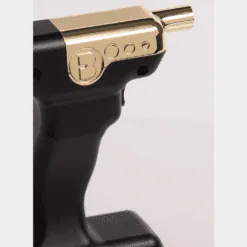 Gros plan du Flavour Blaster Mini 2 noir et doré avec logo Flavour Blaster et embout