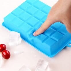 Moule à glaçons cubiques en silicone bleu flexible pressé à la main glaçons et cerises autour