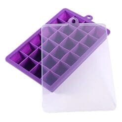 Moule à glaçons 24 cubes en silicone violet avec couvercle transparent posé en diagonale