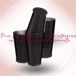 Trois shakers Boston noirs en acier inoxydable sur fond rosé, slogan élégance professionnelle