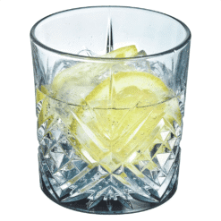 Gobelet Broadway en verre taillé garni de whisky, rondelles de citron et glaçons