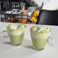 Deux tasses en verre de matcha latte vert mousseux preparees avec les capsules Green compatibles Nespresso