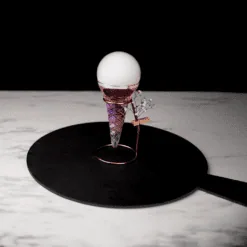 Verre à bulle Ice-Cream cuivré coiffé d'une sphère blanche fumée sur plateau noir