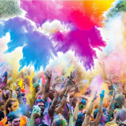 Foule en plein air lançant des nuages de poudre Color Blaze multicolore lors d'un festival type Holi