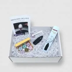 Kit cocktail glow en boîte blanche avec guide mixologie, pots de paillettes, mousseur électrique et cuillère doseuse