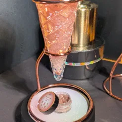 Verre cornet métal cuivré rempli de cocktail pailleté or rose et pot de paillettes comestibles ouvert