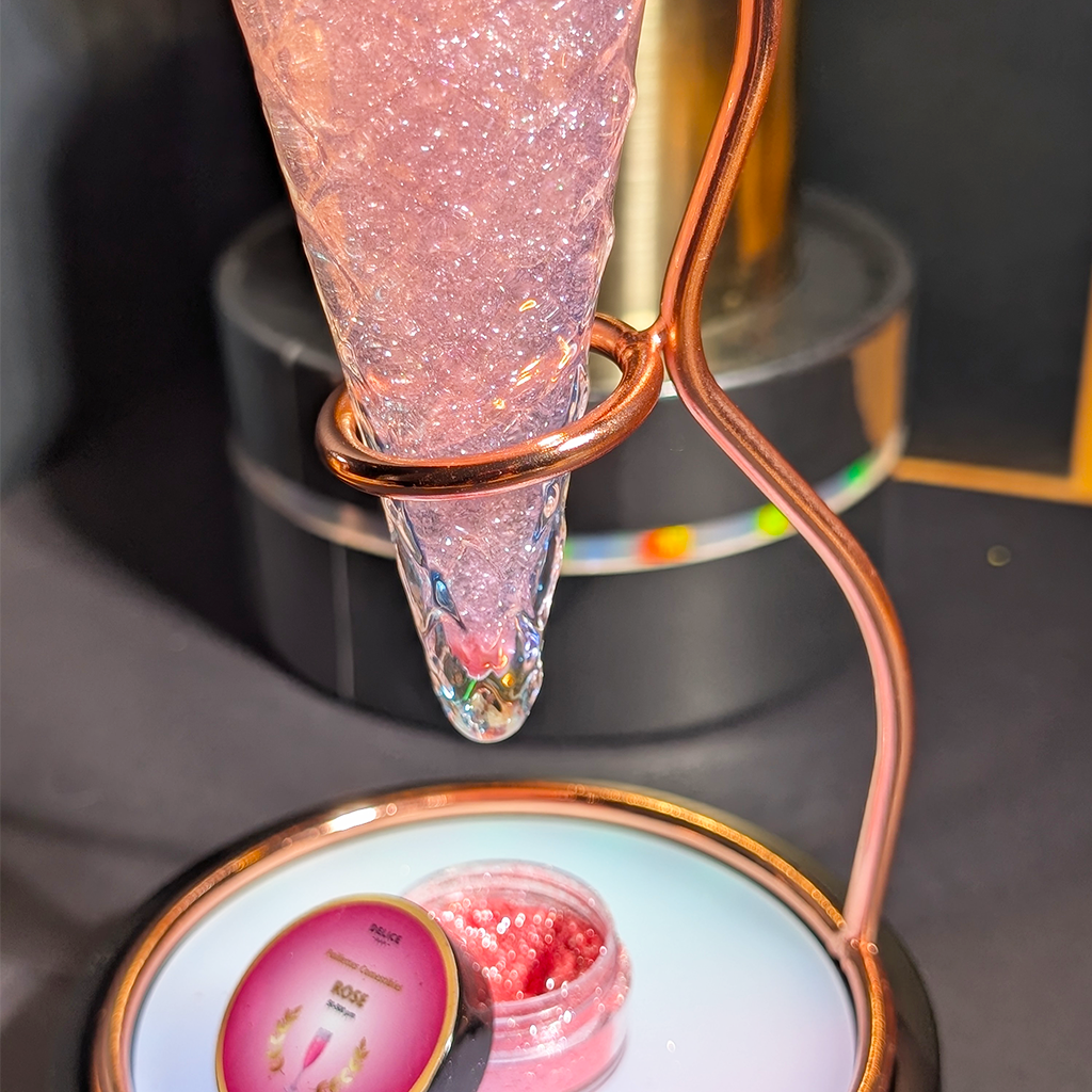 Cocktail rose scintillant avec des paillettes comestibles
