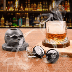 Fumoir crâne noir et arômes en pots devant verre de whisky fumant sur bar