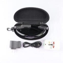 Lunettes laser LED dans leur étui rigide noir avec chargeur USB et adaptateur de voyage universel