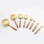 Set de 8 cuillères doseuses en bois et acier doré