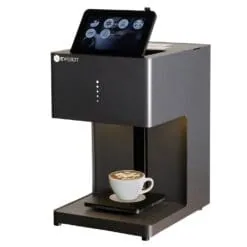 Stampante alimentare Evebot con touchscreen che stampa un disegno sulla schiuma di un cappuccino, macchina professionale per caffè e cocktail