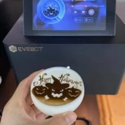 Coppa da cocktail decorata con zucche Happy Halloween stampate dalla macchina alimentare Evebot con touchscreen
