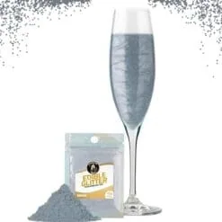 Bustina da 12 g di glitter alimentare argento senza sapore e flûte con cocktail grigio glitterato brillante