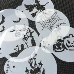 Sei stencil Halloween in plastica traslucida con motivi di strega, ragnatela, zucche e cimitero per latte art e cocktail