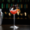 Verre à cocktail sphère inclinée – design artistique – vue 1