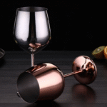 Verre à vin métallisé sur pied – finition rose gold