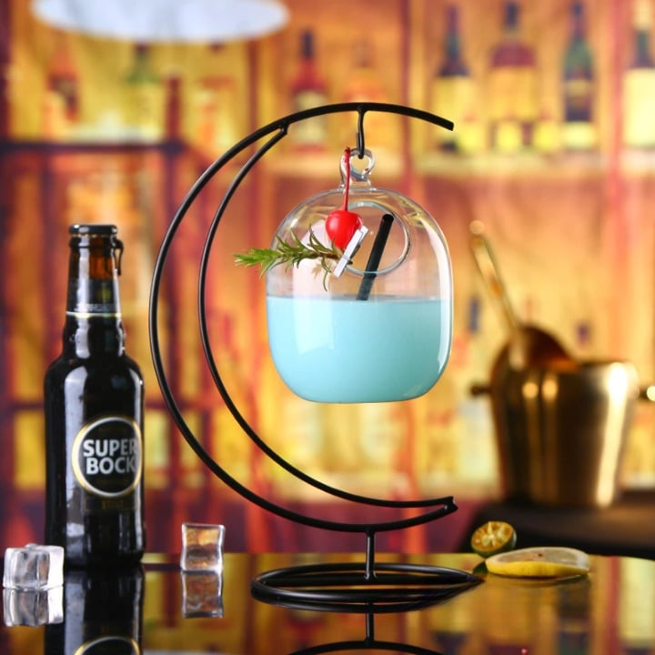 Verre à apéritif suspendu – présentation originale