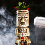 Mug Tiki totem en céramique – effet bois sculpté 22 cm