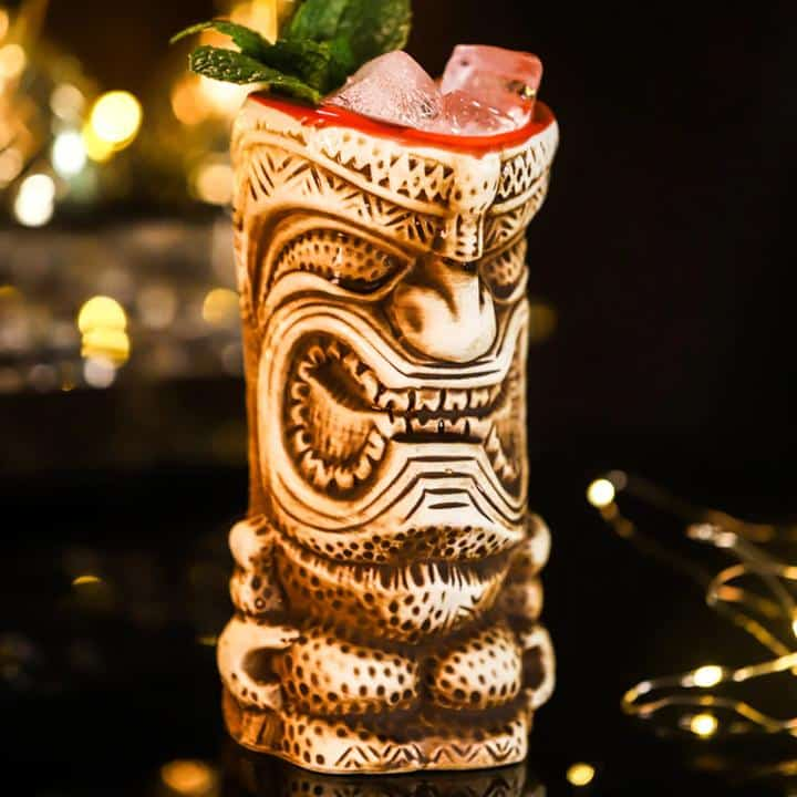 Mug Tiki Kachoo en céramique – totem tropical doré