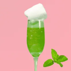 Flûte de cocktail vert menthe pétillant garnie de barbe à papa blanche et feuilles de menthe fraîche