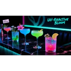 Quatre cocktails fluo UV-réactifs sur bar noir sous lumière néon avec effet bloom électrisant