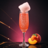 Cocktail pêche pailleté avec barbe à papa sur fond noir Délice Bar