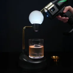 Lightbulb Flavour Blaster avec bulle aromatique lumineuse au-dessus d’un cocktail - vue 2