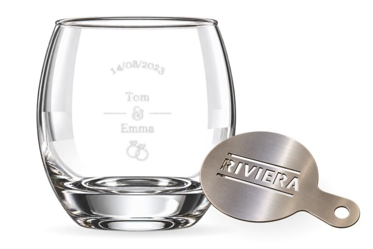 Verre à whisky gravé d’un prénom et d’une date, et pochoir à café Riviera personnalisé
