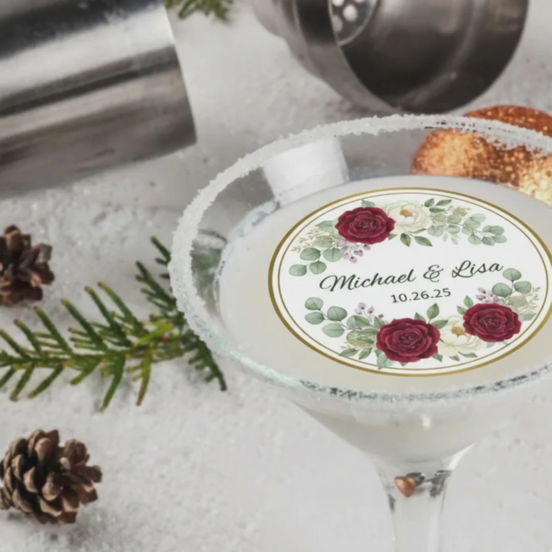 Disco di ostia con motivo floreale posato sulla schiuma di un cocktail