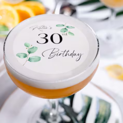 Drink topper commestibile personalizzato per un compleanno, posato su un cocktail